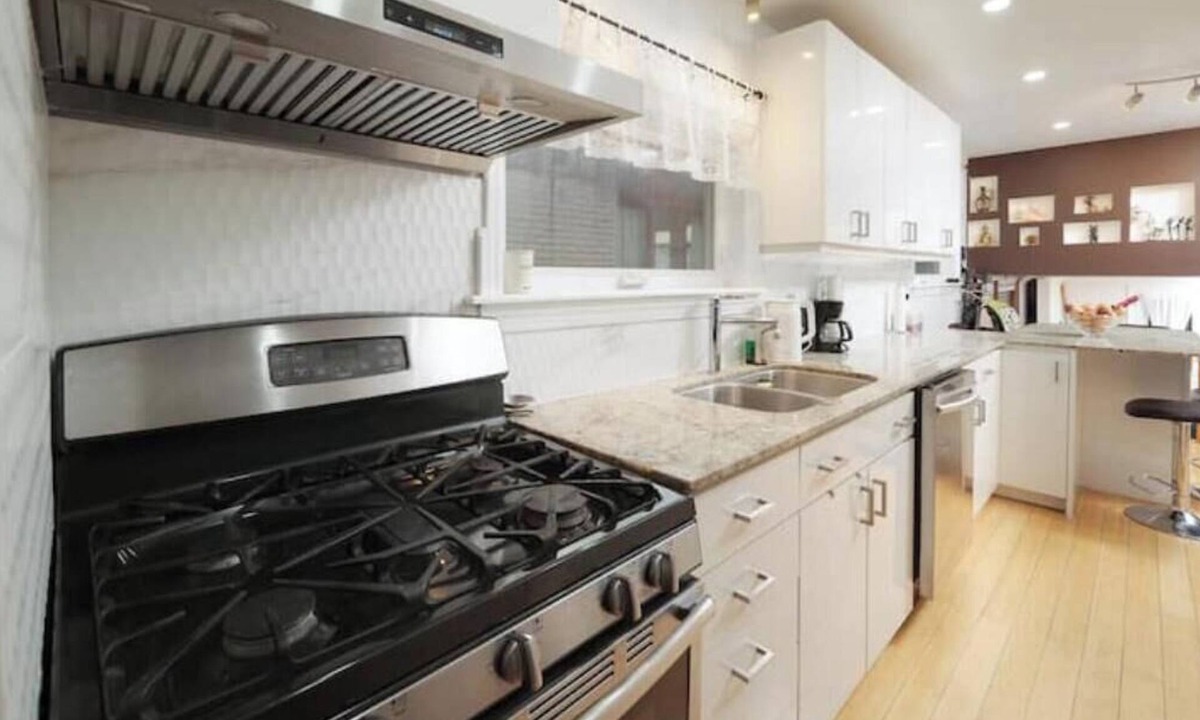 Mississauga House | Family Oasis with an Enchanting Backyard