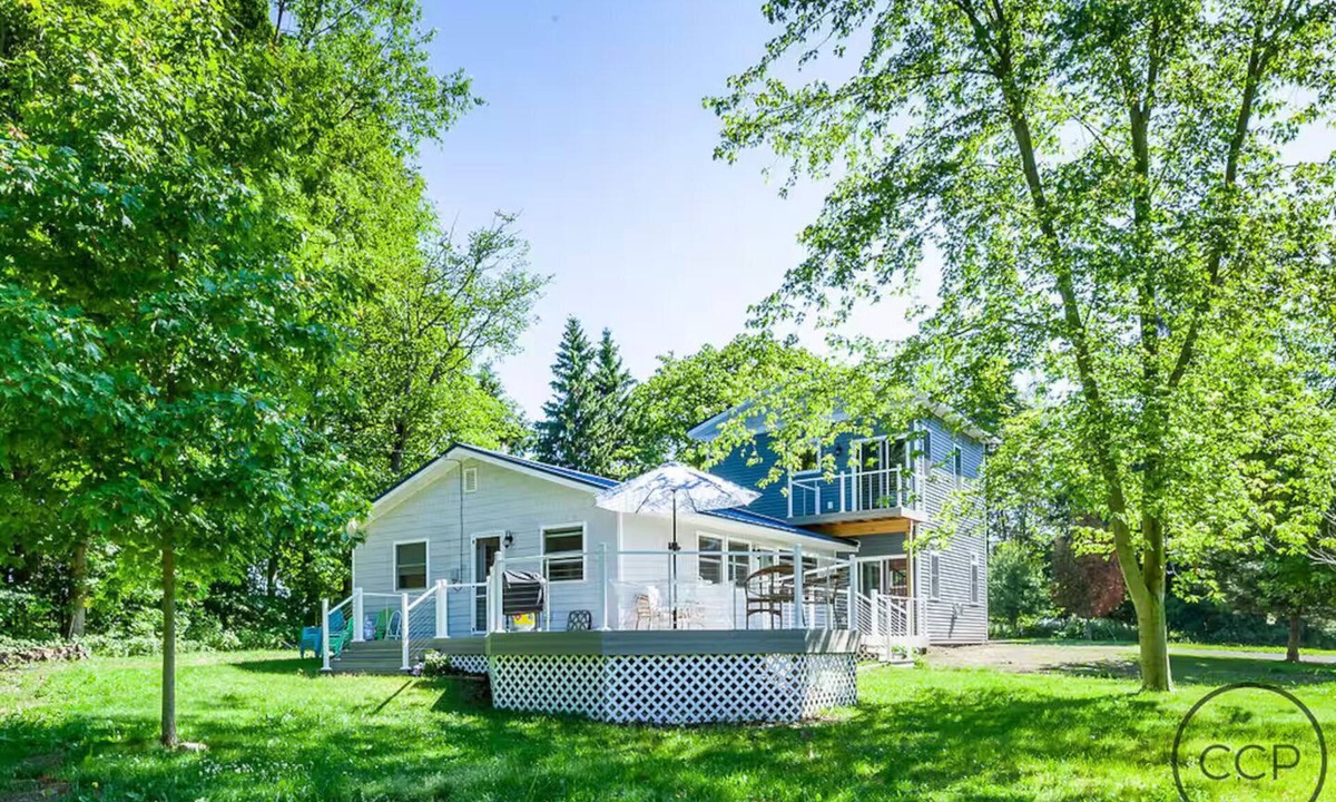 Montague Cottage | Firepit, Deck & Views | Stairs to Lake Michigan