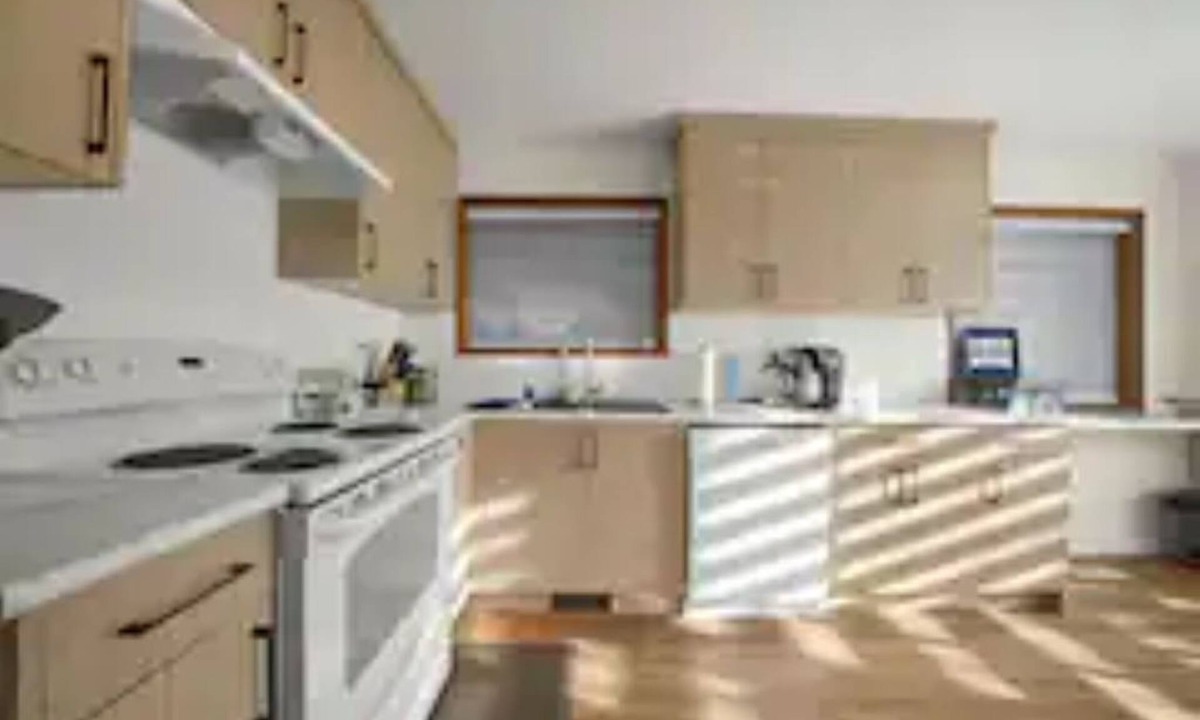 Lower Sumas Mountain Cottage | Five Bedroom Oasis with View of Abbotsford Valley