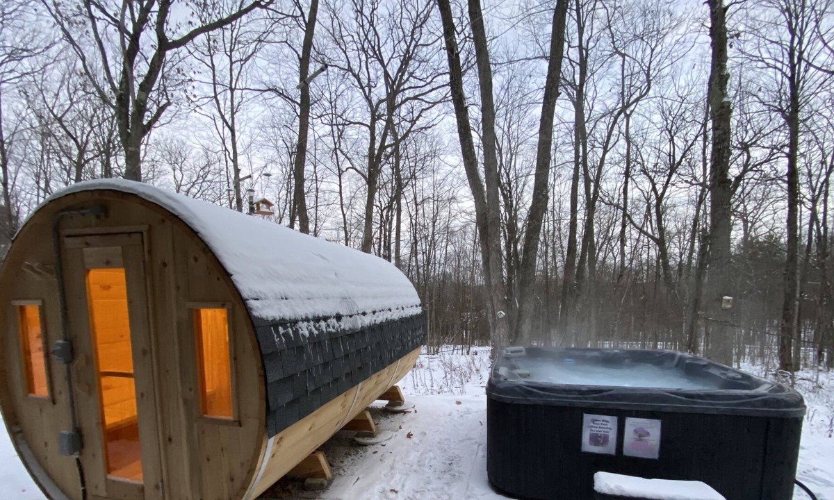 Trent Lakes Cottage | ForestView Cottage (Hot tub and Sauna)