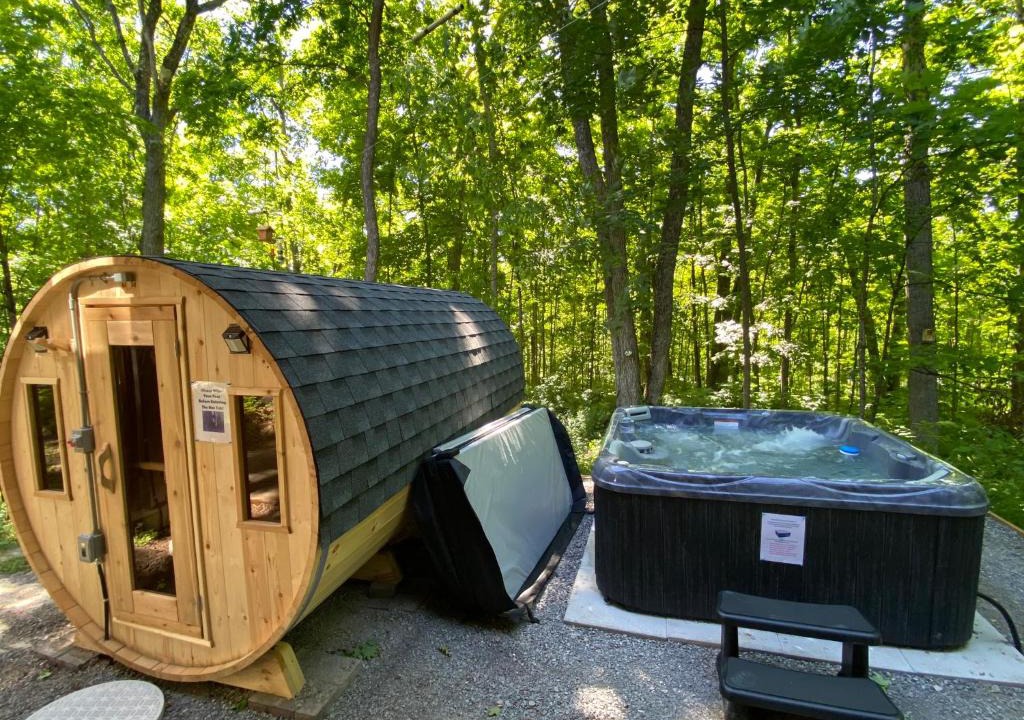 Trent Lakes Villa | ForestView Cottage (Hot Tub and Sauna)