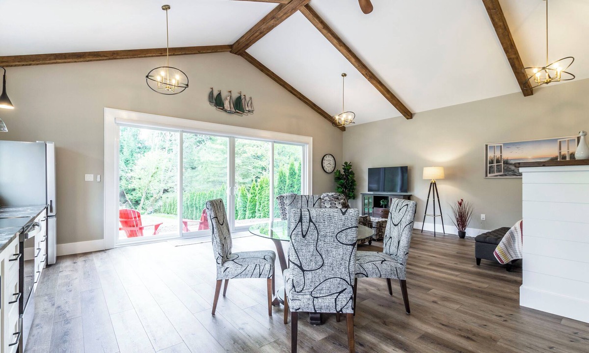 Normandale House | ForTwo guest house a place to relax, enjoy nature, beaches, trails, wineries.
