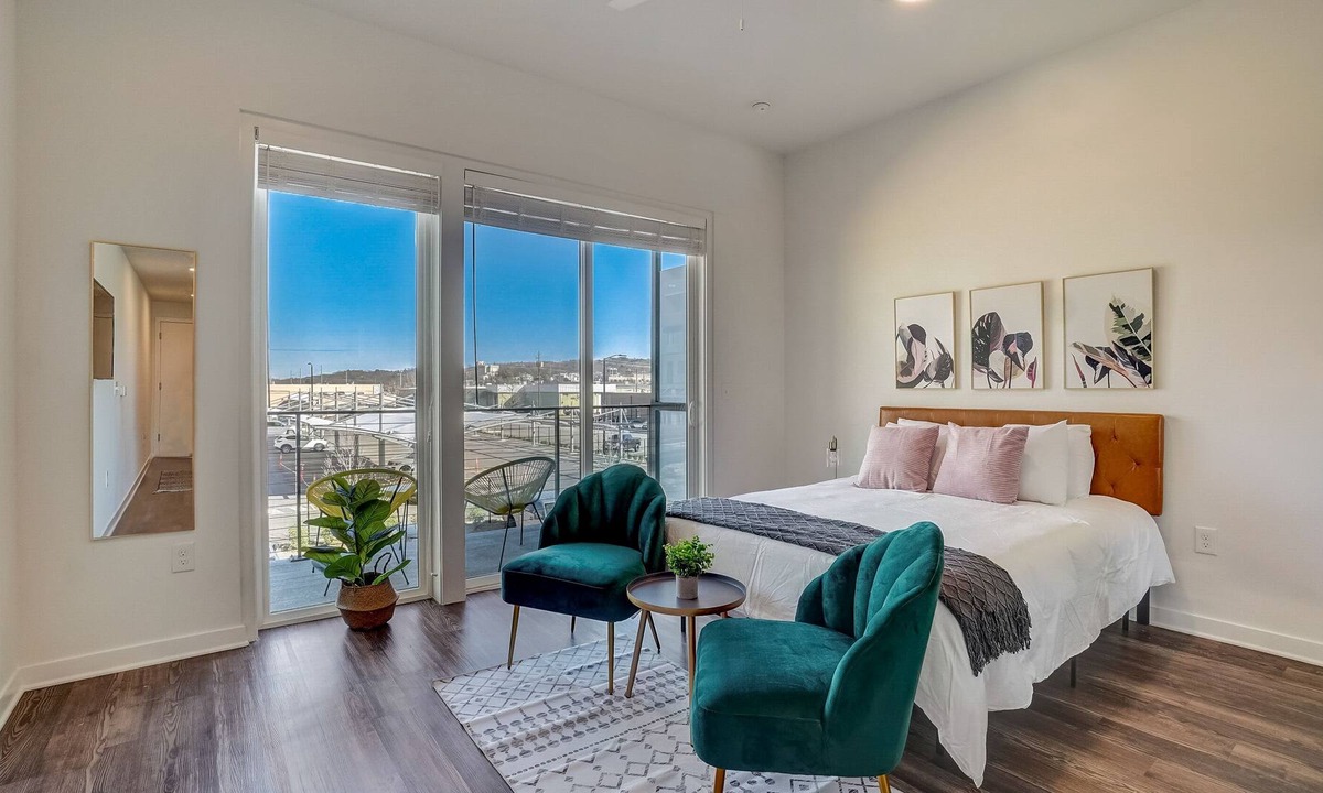 Avondale Apartment | FRONTDESK Downtown Birmingham Apartments in Lakeview District
