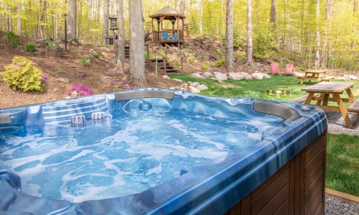 Trent Lakes Cottage | Fun, Relaxing Cottage w Hot Tub, Sauna & Fast Wifi