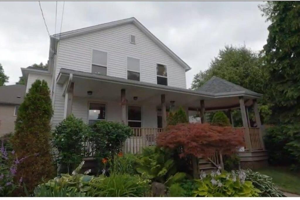 Downtown Niagara Falls House | Garden 2 Storey House