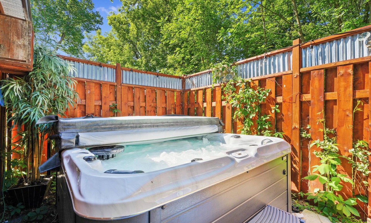 Campbellford Cottage | Gather on the Trent| Waterfront | Boats | Hot Tub | Sauna | Dock