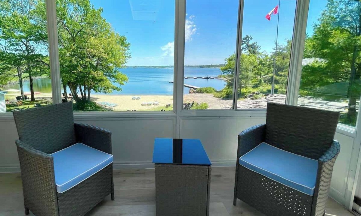 Carling Cottage | Georgian Bay 3-bdrm lakefront Main House