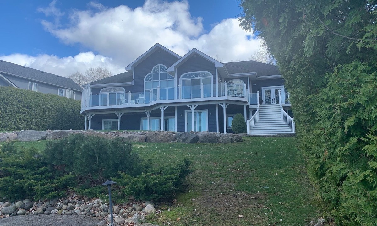 Penetanguishene House | GEORGIAN BAY DIRECT WATERFRONT HOME NEAR MIDLAND, ONTARIO