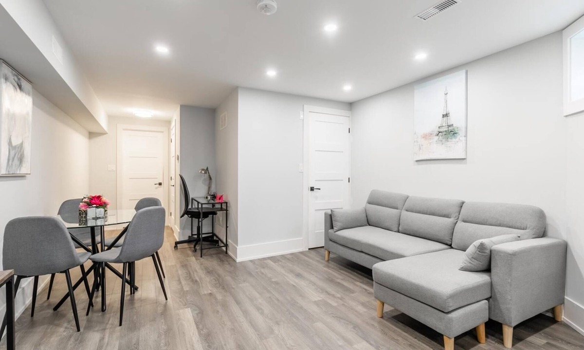 Little Italy Apartment | GLOBALSTAY. Modern Bsm in the Heart of Toronto. HOT TUB, BBQ.