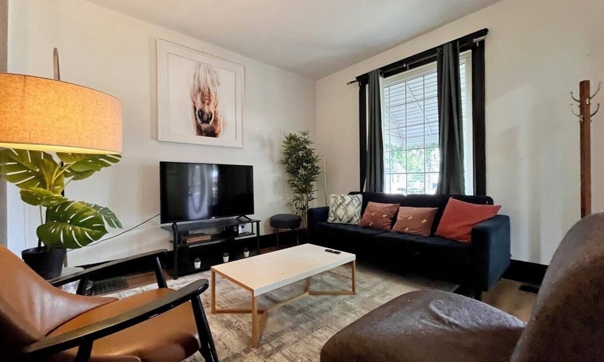Bridgeview House | Goldenstate Manor by the Lake
