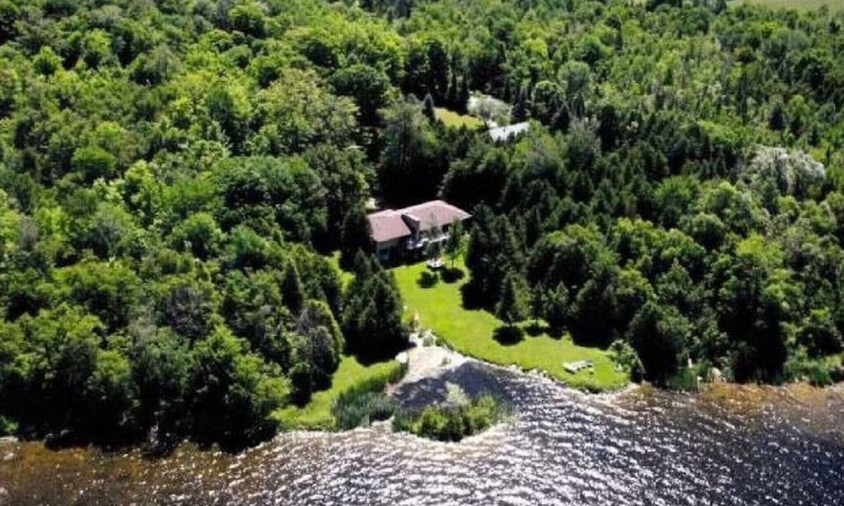 Gannon Village Cottage | Gorgeous 4 Bdm Cottage On Over 2 Acres Of Waterfront with Amazing Sunsets