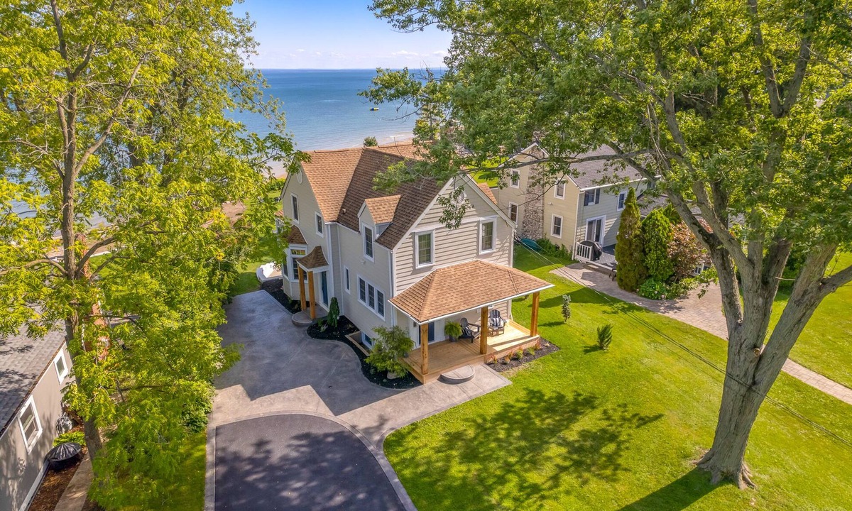 Ridgeway House | GORGEOUS WATERFRONT in Ridgeway/Crystal Beach! JUST RENOVATED & REOPENED!