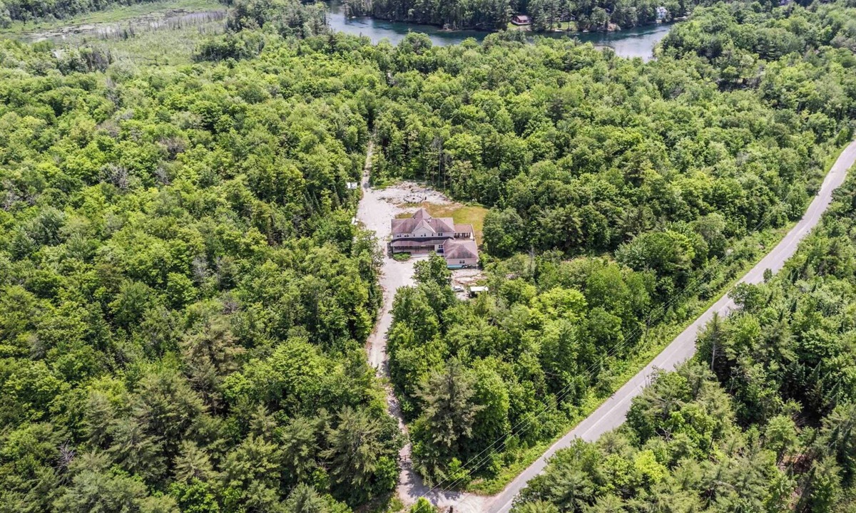 Washago Villa | Grand 10BR 9BA Waterfront Retreat Near Muskoka | Sleeps 30 | Perfect for Events