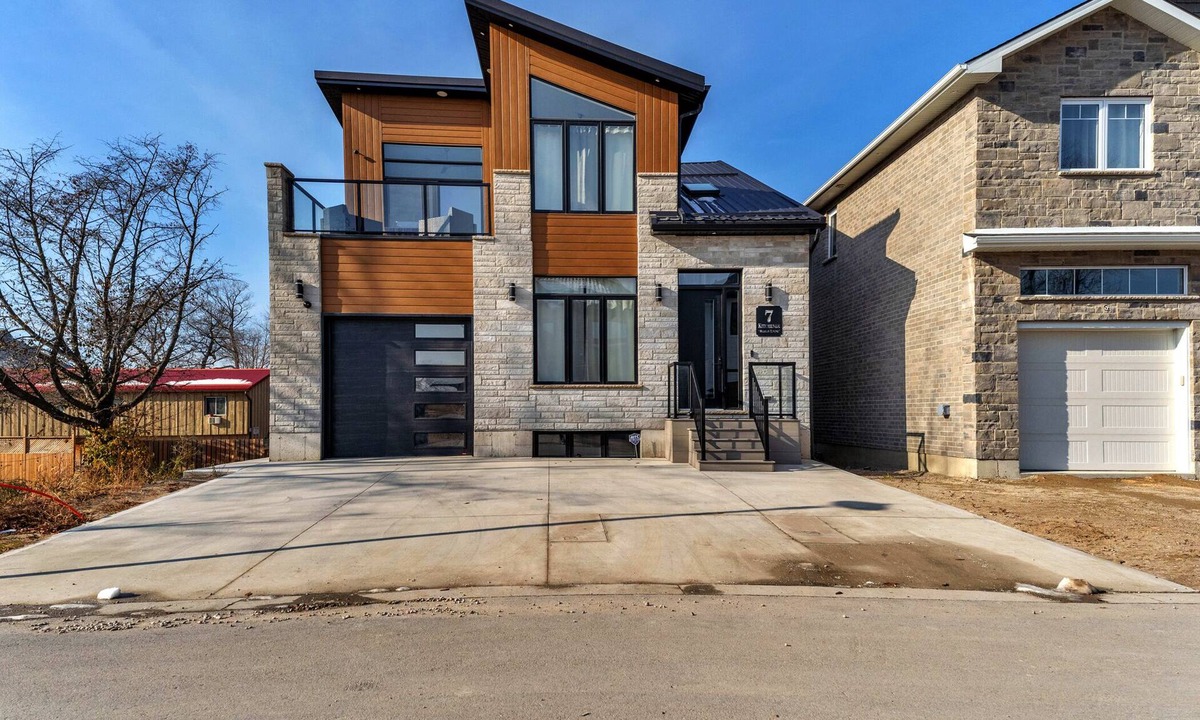 Grand Bend Cottage | Grand Bend Modern Living Cottage: Luxury Central Beach House!