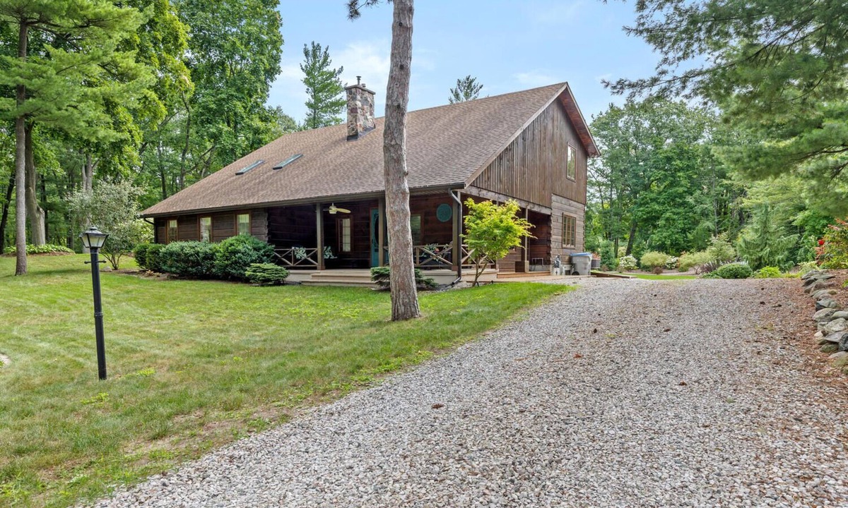 Port Franks House | GRAND, COZY COTTAGE IN PORT FRANKS, ONTARIO. OUTDOOR SPA. PET-FRIENDLY!