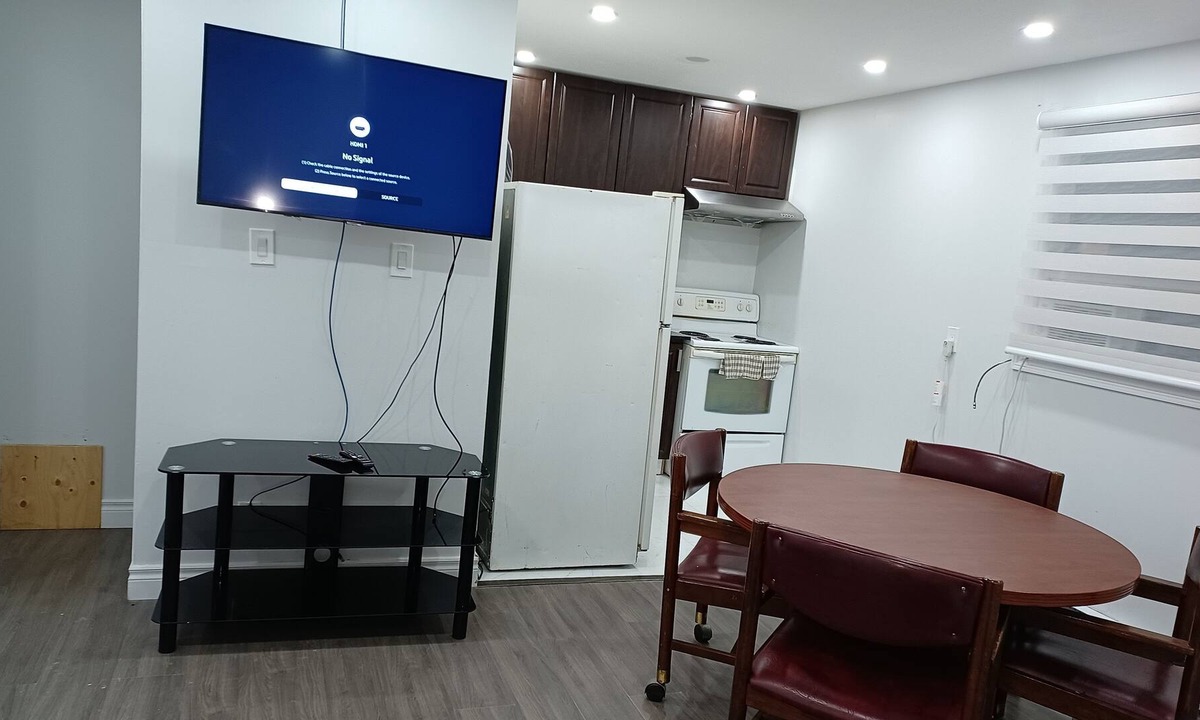 Lindsay Apartment | Great 3 bedroom apartment in Lindsay near to town , $89