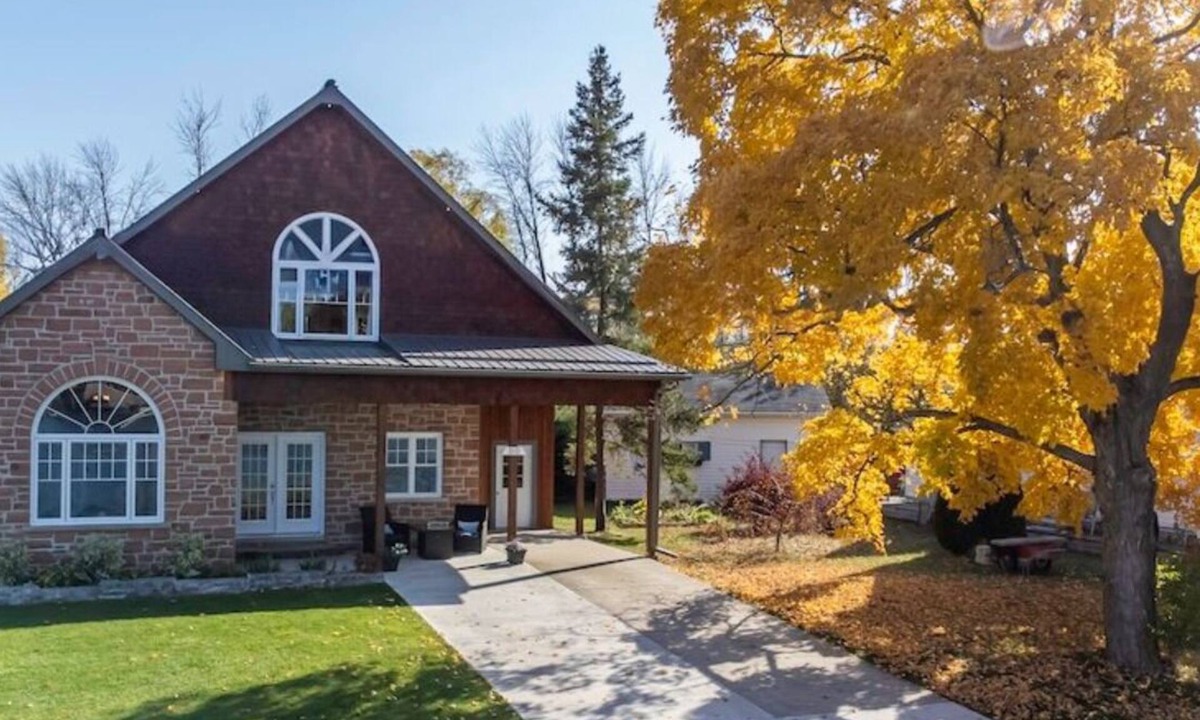 Hastings House | Hastings Haven-Spacious house, waterfront view, public beach, hot tub, & kayaks!