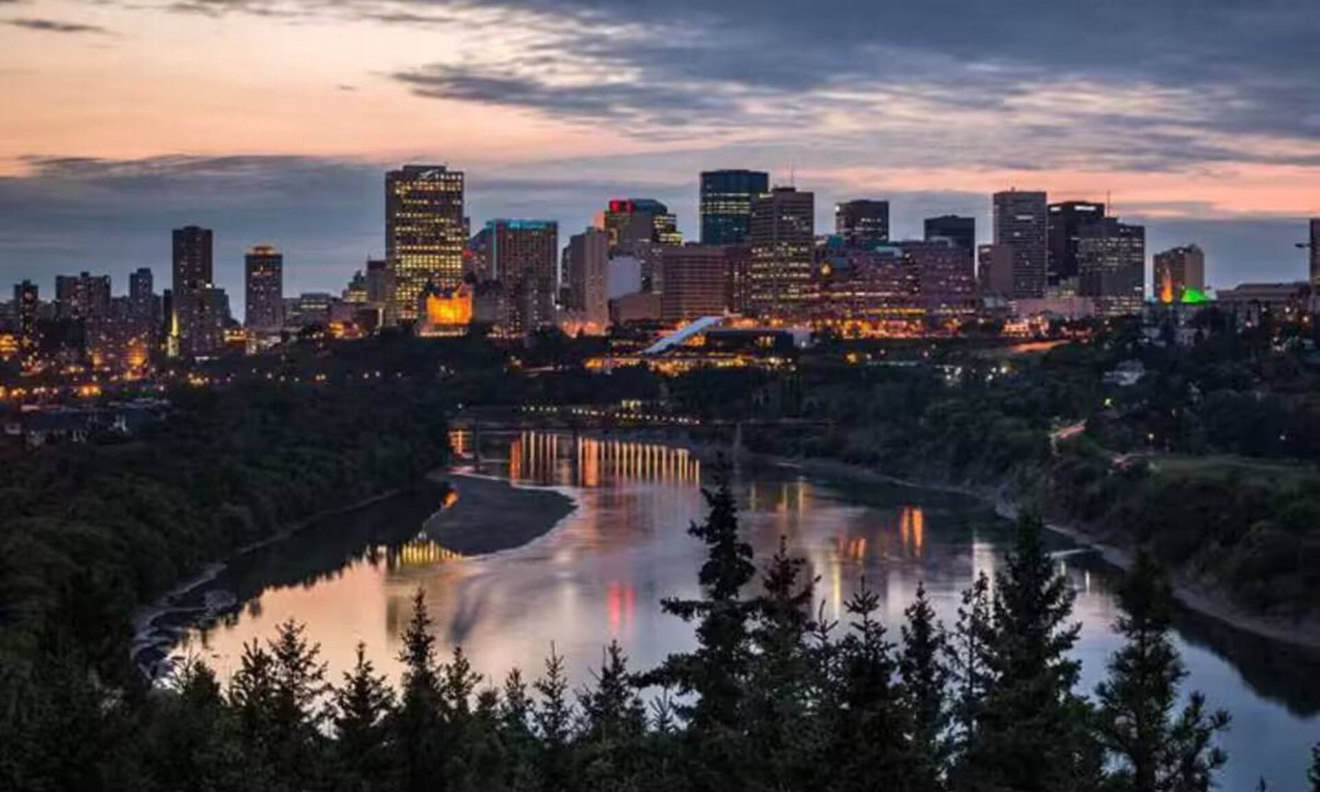 Edmonton House | Hidden Gem Home-HotTub-Firetable-King Bed-BBQ/Deck