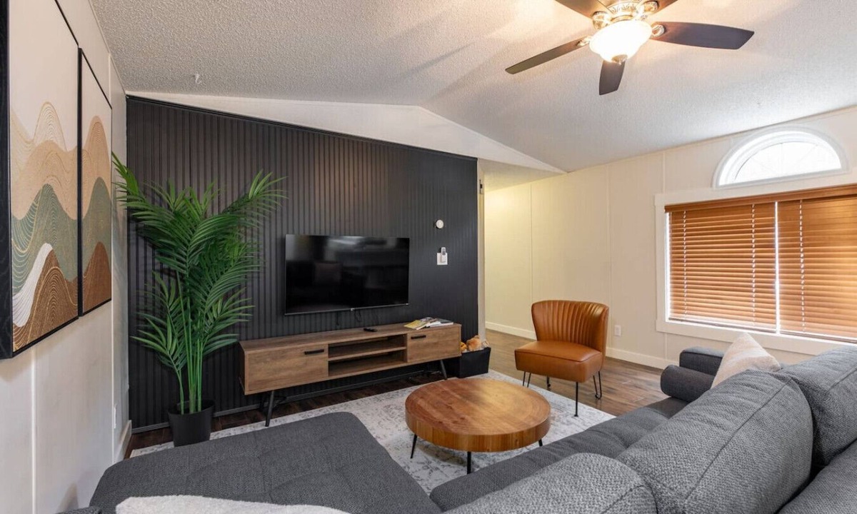 Hinton House | Hinton/Jasper Adventure Base - 3 bdrm pet friendly home