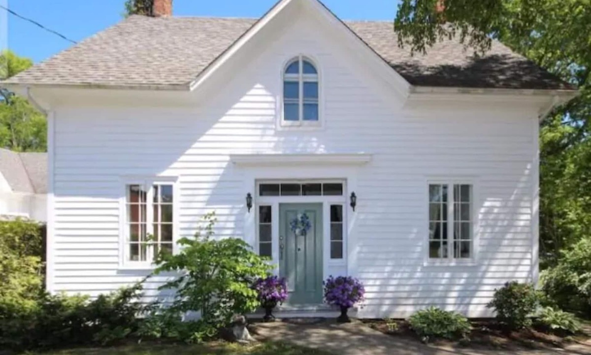 Delta House | Historic 1853 Kingsgate Lakehouse