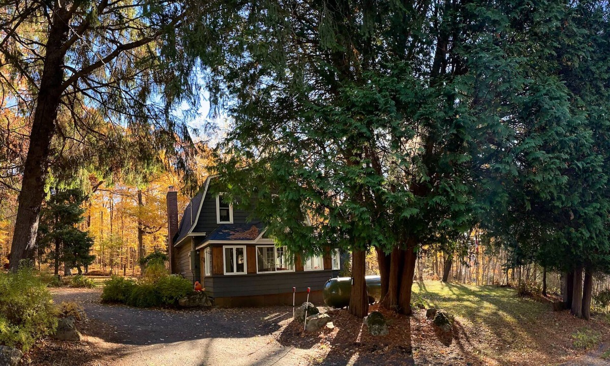 Lake of Bays Cottage | Historic- 4 Bedroom- Portage Flyer - Muskoka
