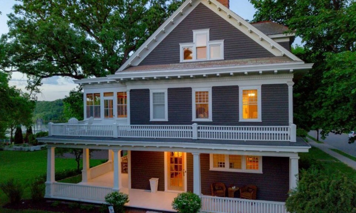 Stillwater House | HISTORIC MANSION, DOWNTOWN, WALKABLE, COLONIAL REVIVAL