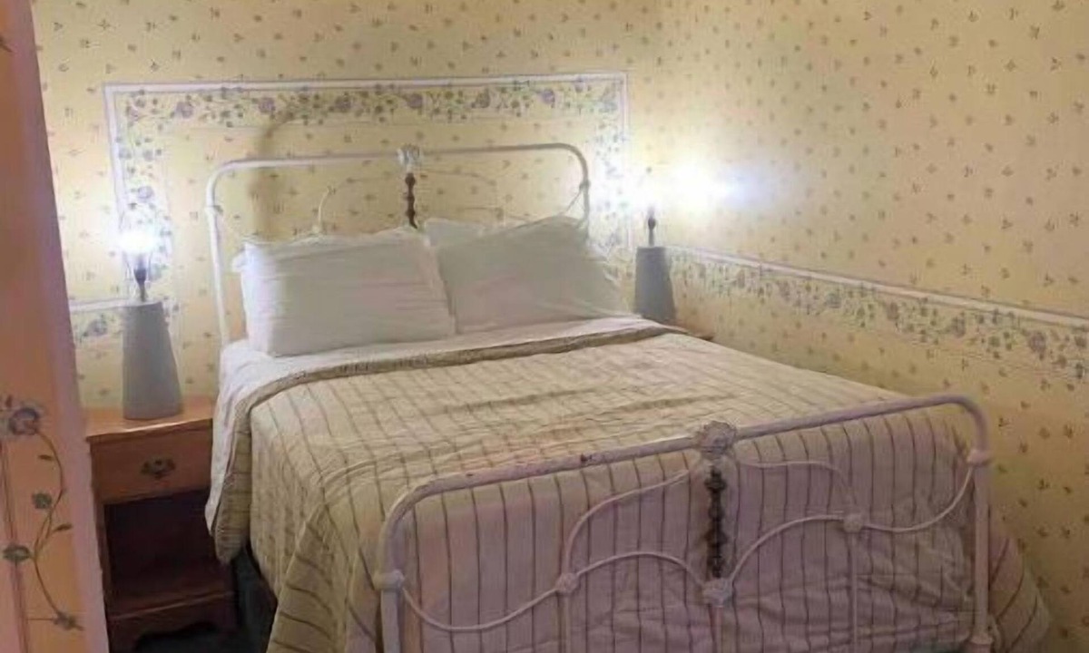 Niagara-on-the-Lake Apartment | Historical King George Inn 7