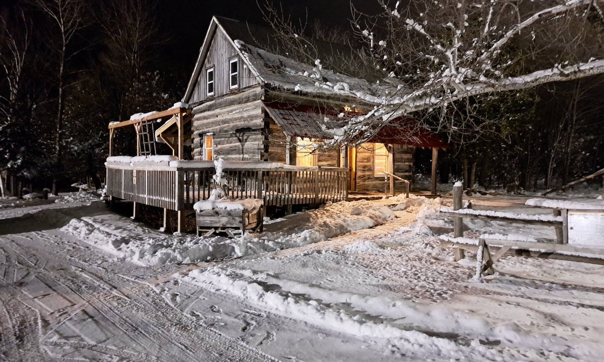 Eganville Cabin | Historical Square Timber Home right at the heart of Snow Country