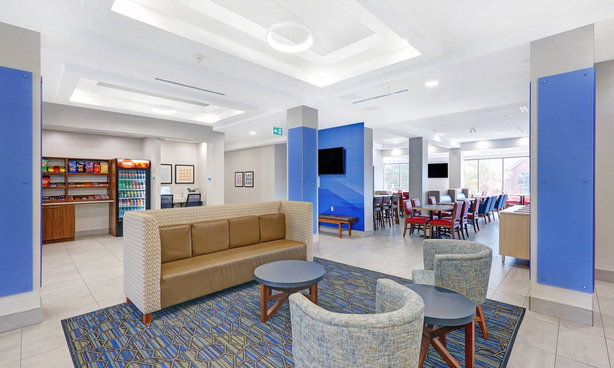 Woodstock Hotel | Holiday Inn Express & Suites Woodstock South by IHG