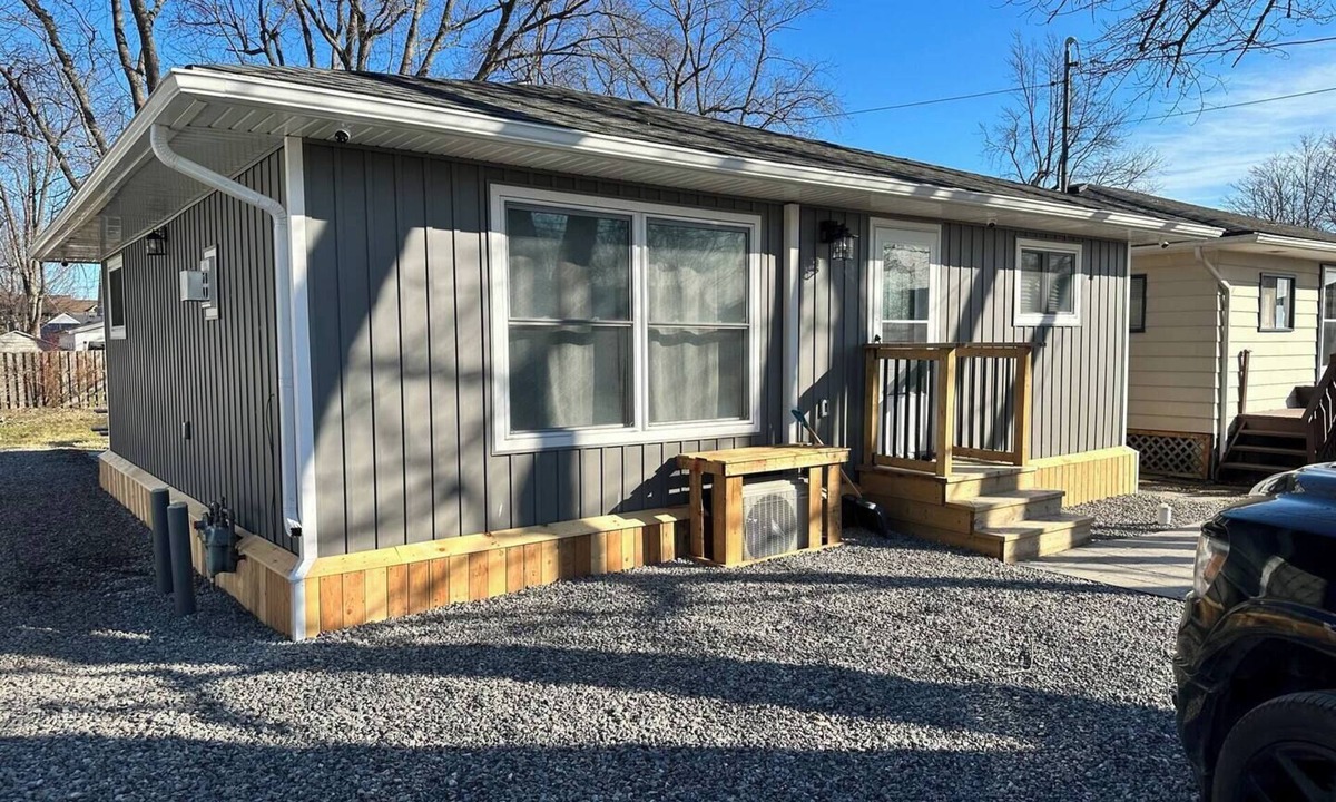 Wainfleet House | Home away from home by the lake - Cozy Cottage available for a small family.