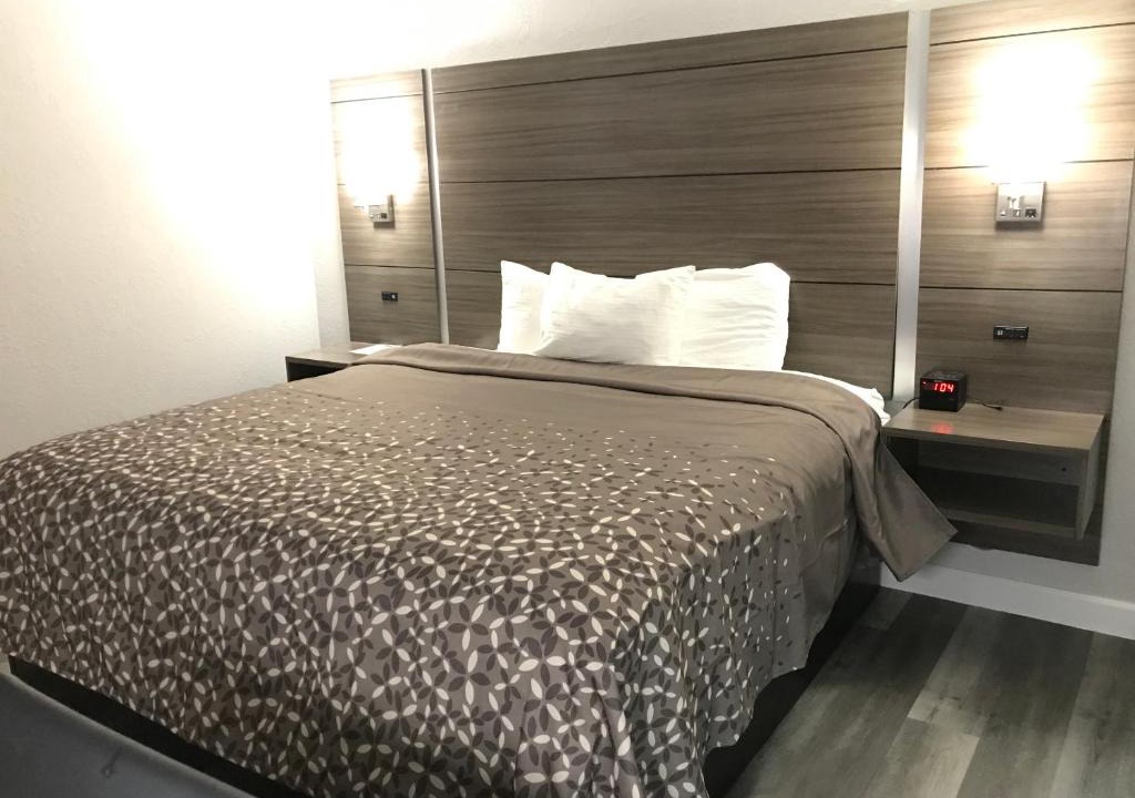 Clearwater Hotel | HomeTown Inn