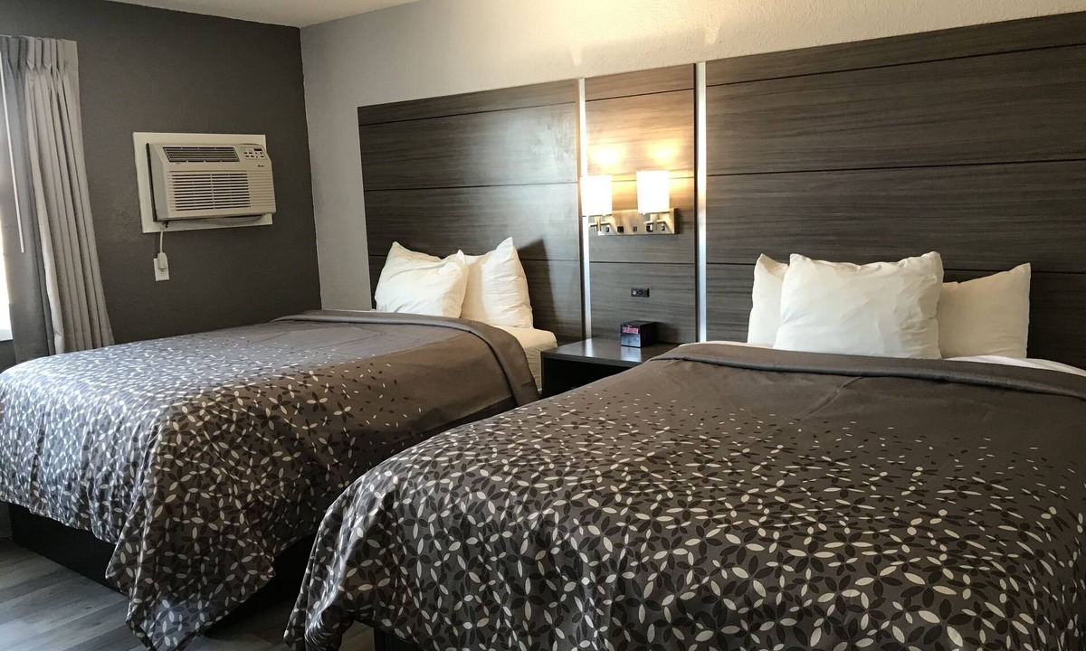 Clearwater Hotel | HomeTown Inn