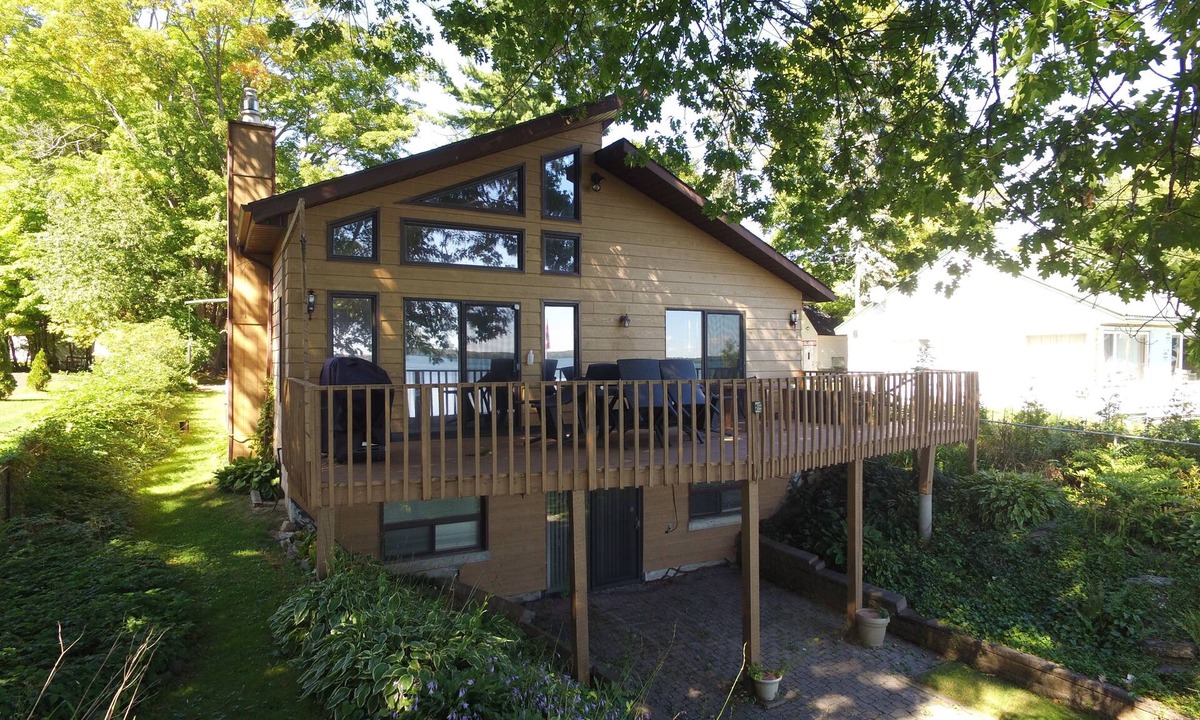 Cumberland Beach House | Hostaville is a Beautiful Waterfront Four Season Home in South Muskoka