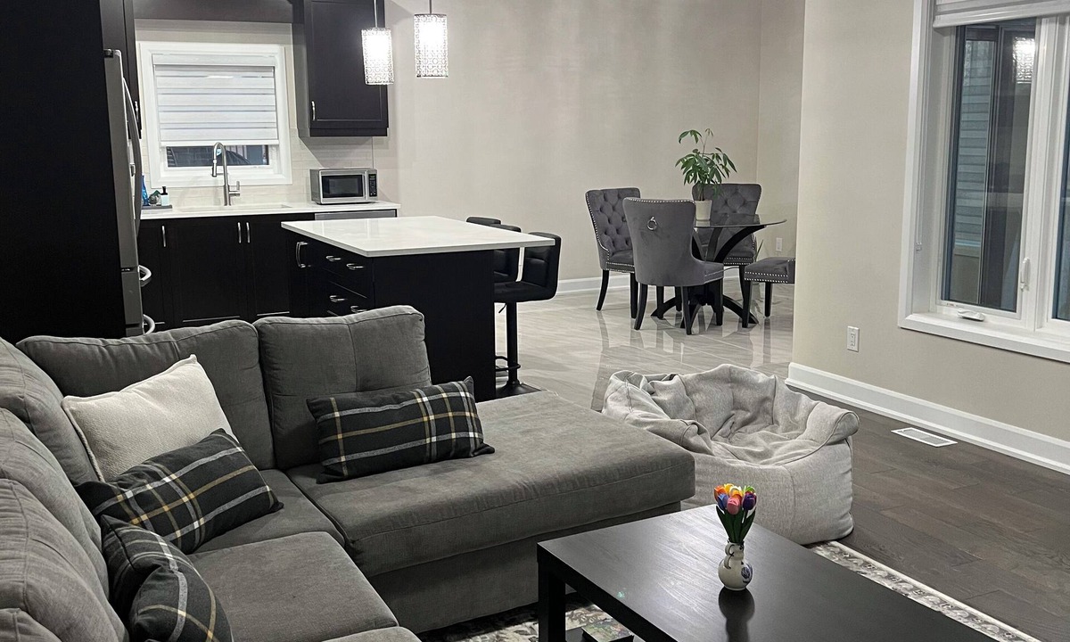 Fort Erie House | HUGE Beautiful Luxury Home