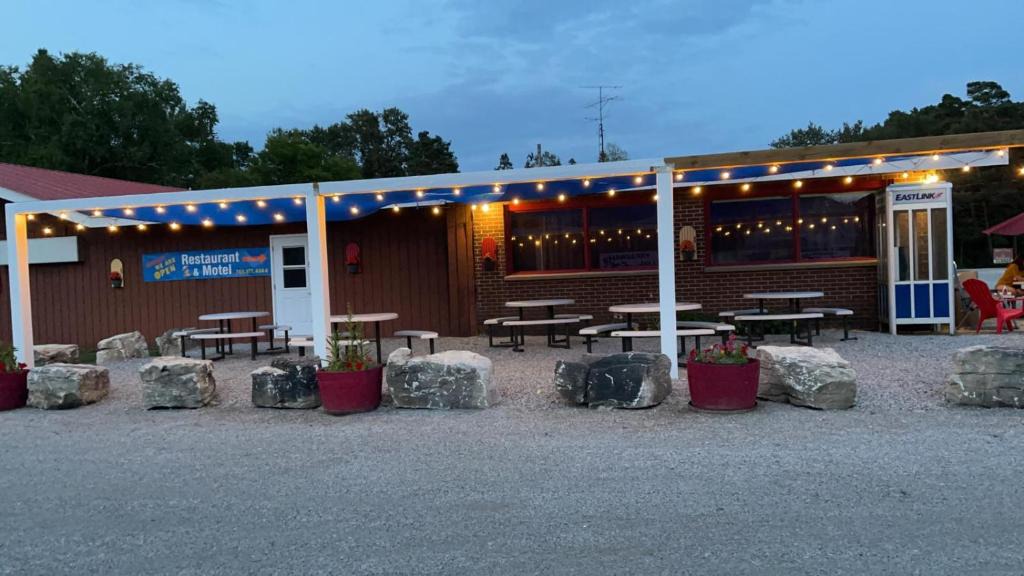 Manitoulin District Hotel | Huron Sands Motel and Restaurant