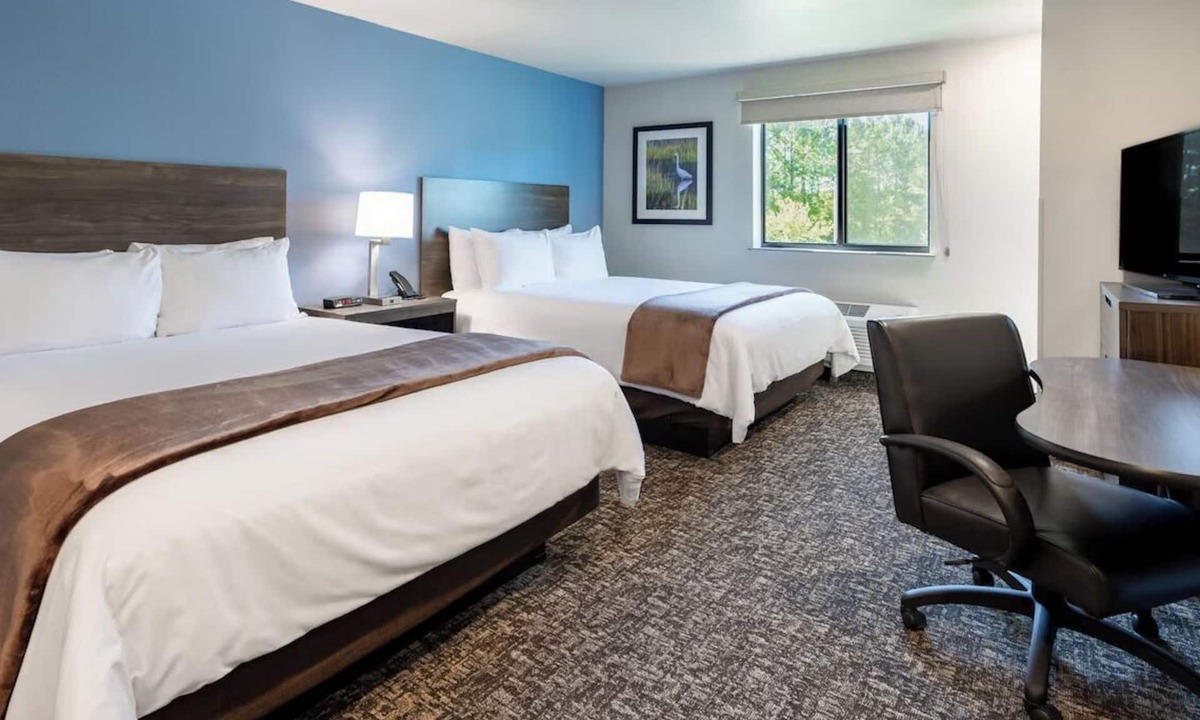 Grand Rapids Hotel | Ideal Stay for Families, Room w/Kitchen | Near Museums | Parking | Onsite Pool