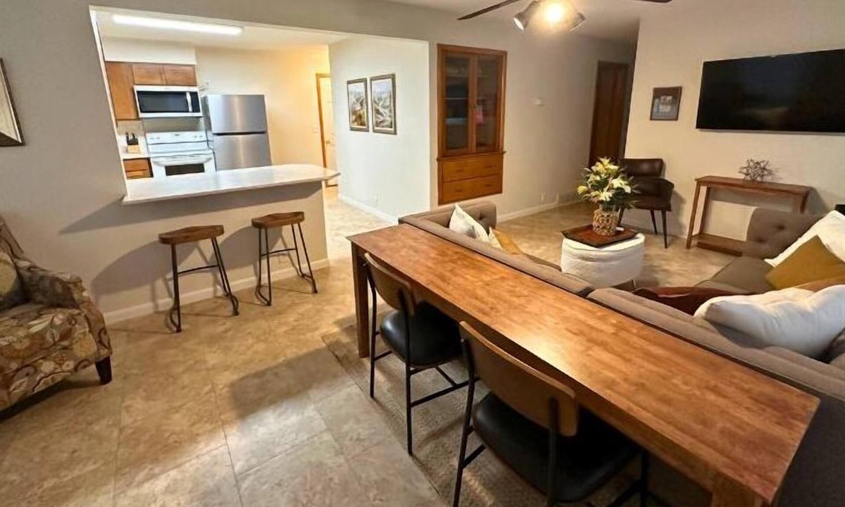 Elbow Lake House | In Town - Close to Hospital, Maplewood Manor, 2 Churches, Splash Pad, & Parks.