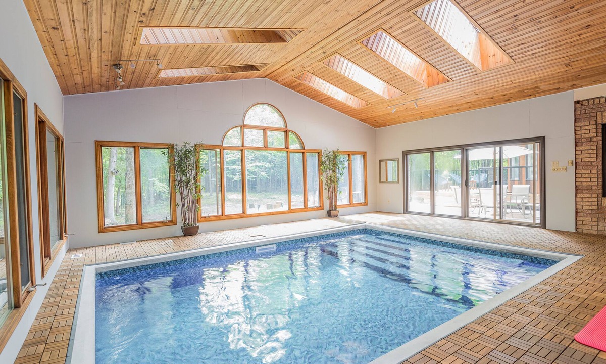 Bobcaygeon Villa | Indoor heated pool, Games room, Yoga, Privacy, Fire Pit, 7 bedrooms, Starlink
