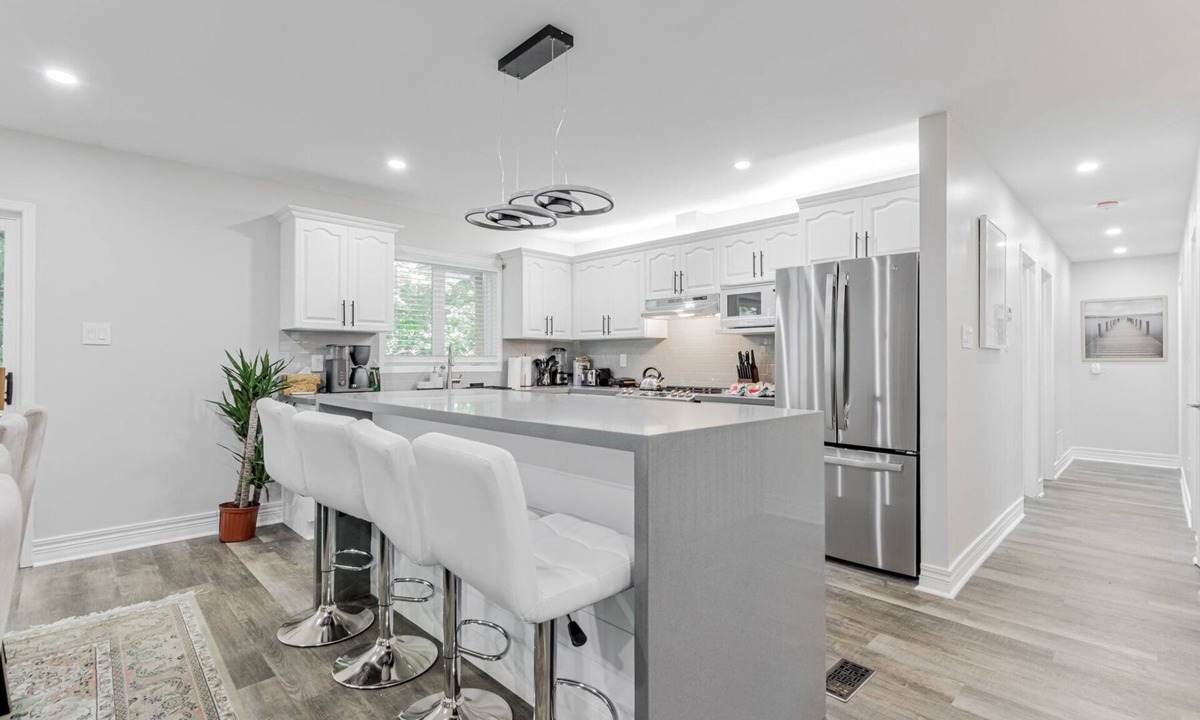 Big Bay Point House | Innisfil Retreat: Hot Tub, Sauna, Pool Table
