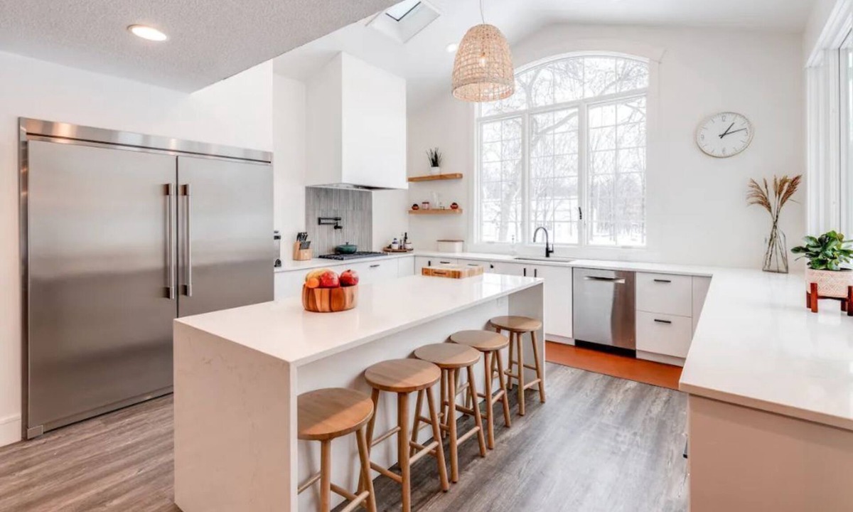 Navarre House | Inviting 6 Bedroom House with Pool, Sauna.