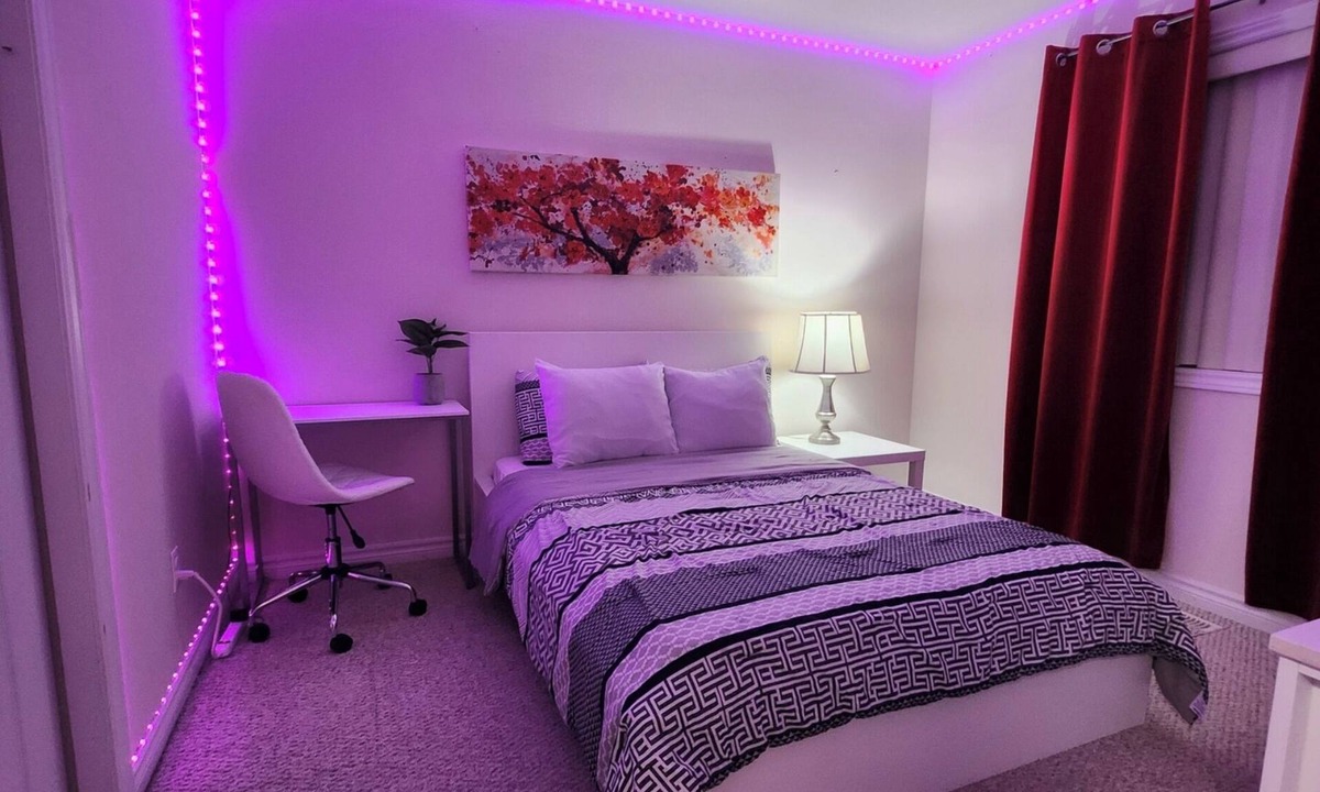 London House | Ivory Staycation-Shared kitchen , washroom (2-1), Street Parking at owners risk