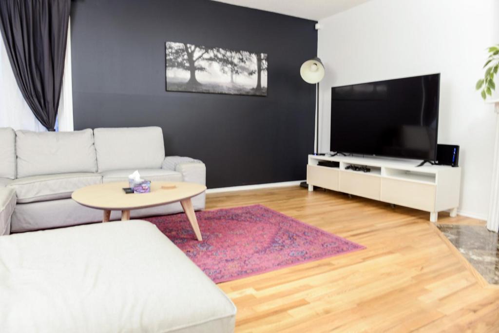 Industrial Park House | JstLikeHome - Getaway