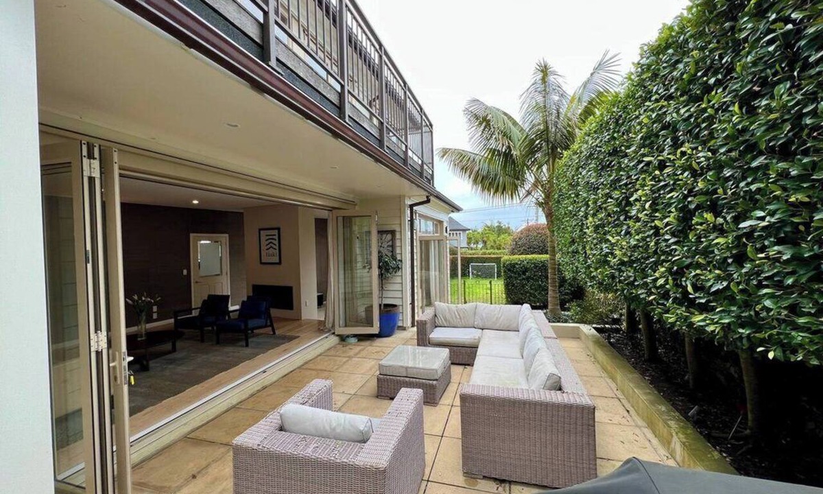 Devonport House | Just steps away from the beach!