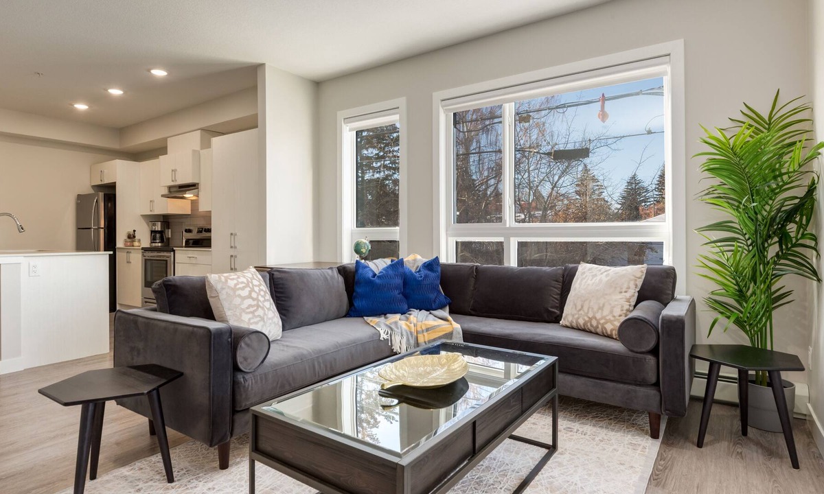 Shaganappi Apartment | King Bed, Corner Suite with $39 cleaning fee only