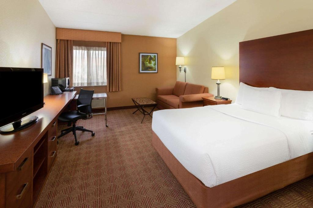 East Bloomington Hotel | La Quinta Inn by Wyndham Minneapolis Airport Bloomington - FREE AIRPORT SHUTTLE