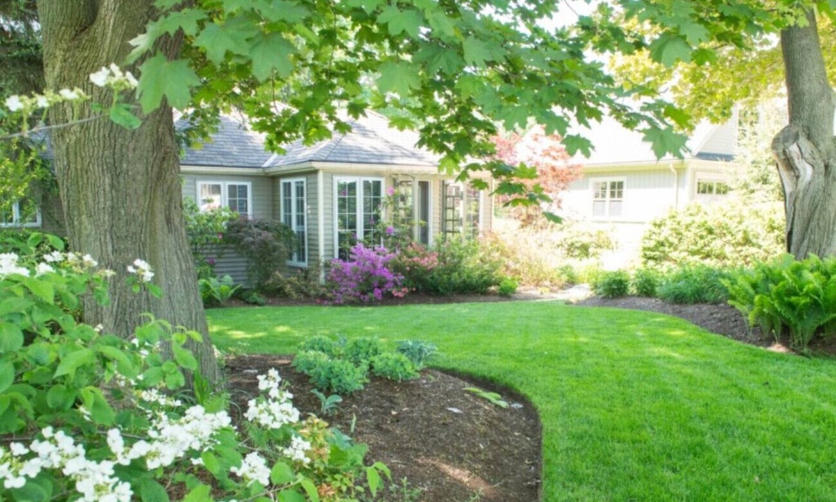 Historic Old Town House | La Vignette, Dog Friendly Bungalow Close to the Lakefront