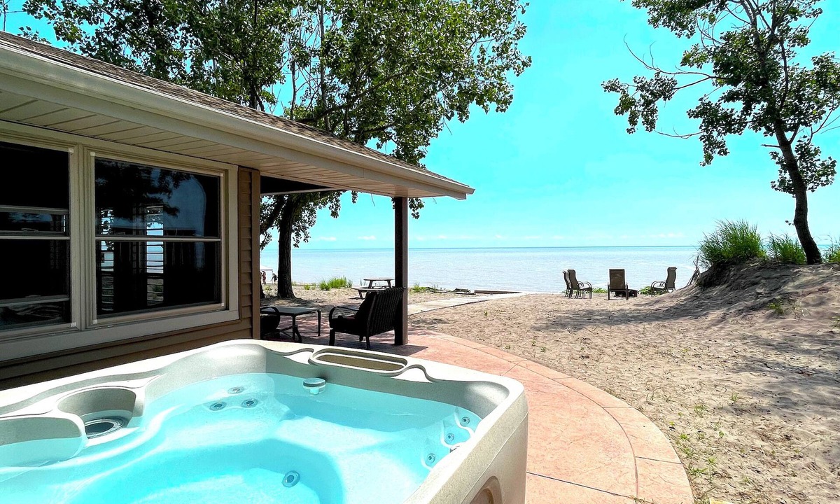 Long Point Cottage | Lake Front Lucky Seven Cottage
