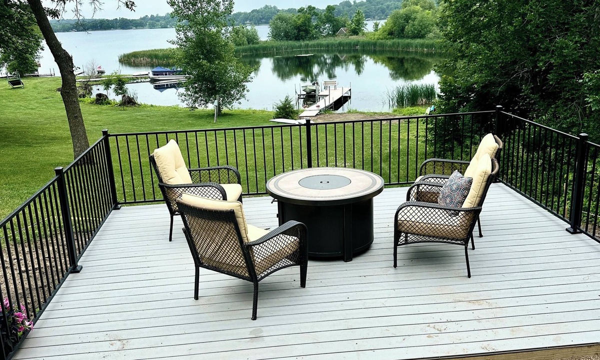 Moe House | Lake Life- Easy & Comfortable in this Cozy 2-bedroom RV with WiFi & AC