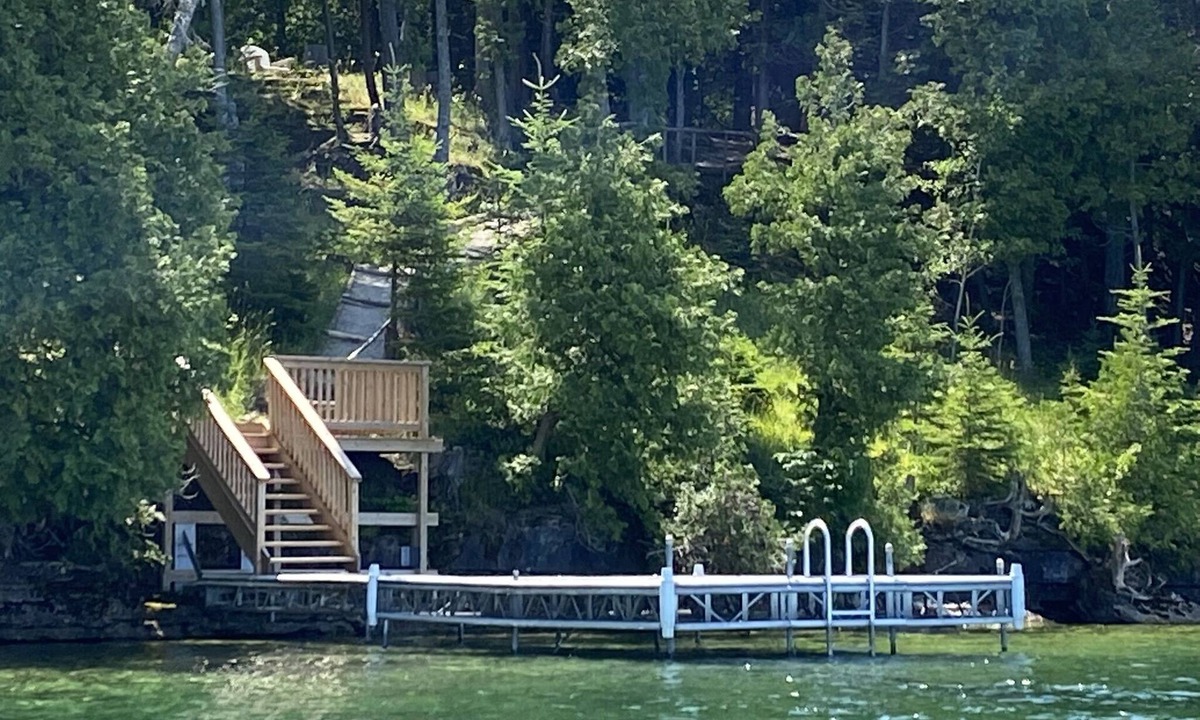 Manitoulin District Cottage | Lakefront 3-bedroom family friendly cottage on Lake Kagawong