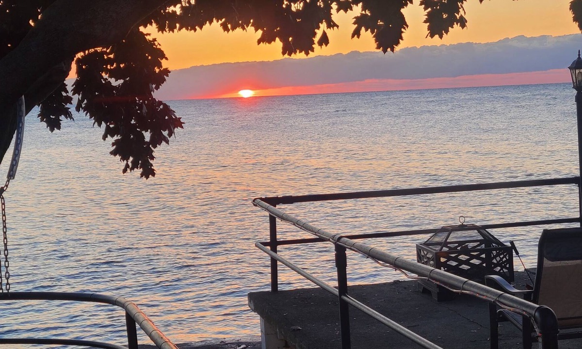 Selkirk Cottage | Lakefront Cottage - Erie Breeze - 3 bedroom, WIFI